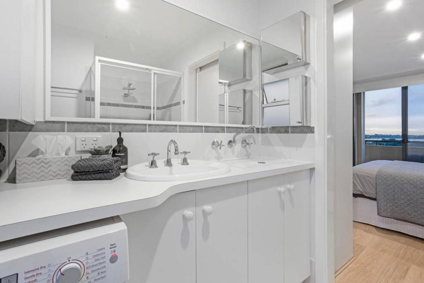 1 Bdr Stunning Views South