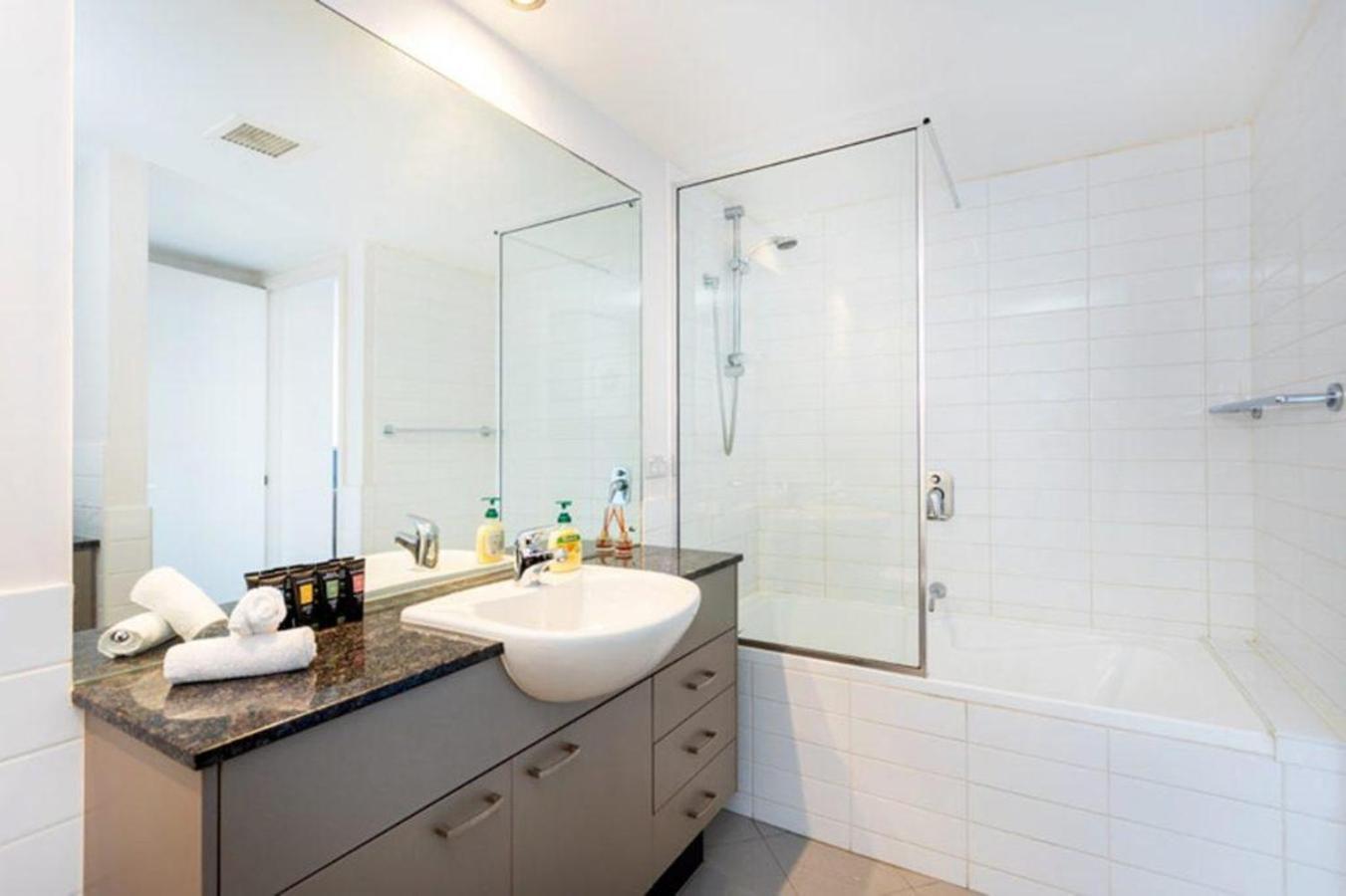 24 Amazing Adelaide Tce 2br 2ba Location *