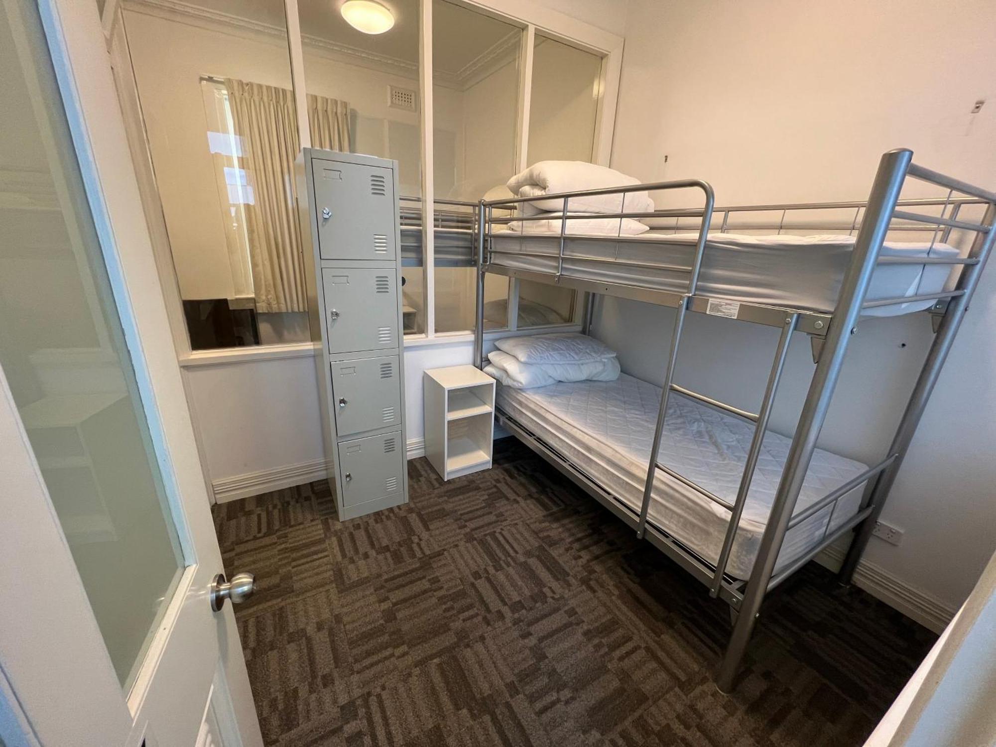 Wallaby Backpackers - Note - Valid Passport Required To Check In - Hostel *