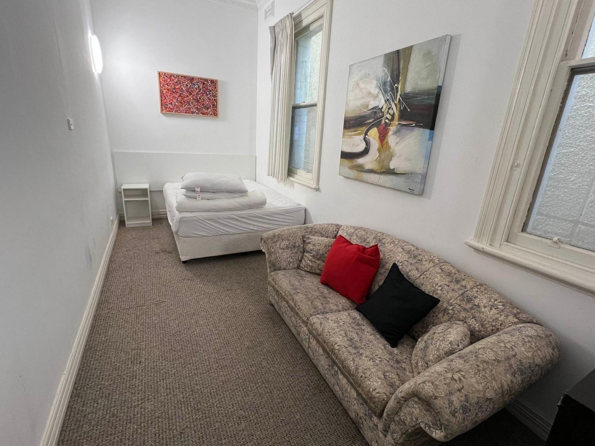 Wallaby Backpackers - Note - Valid Passport Required To Check In - *