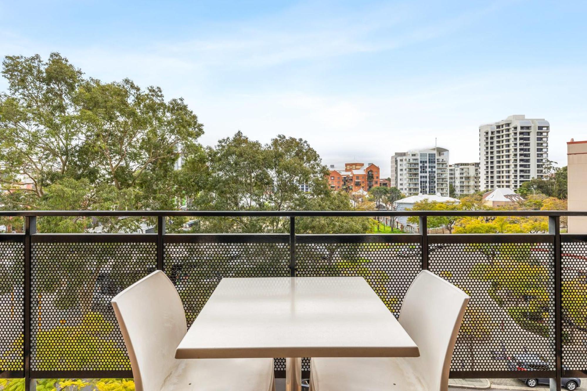 With Views In East * Perth