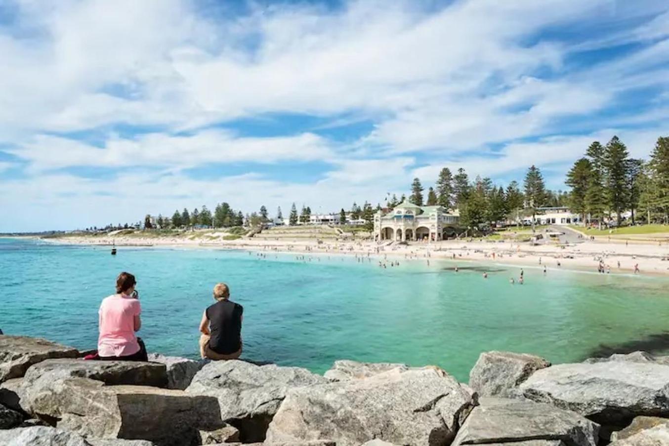 15 Cottesloe - Steps From - Sleeps 3 Apartment Perth