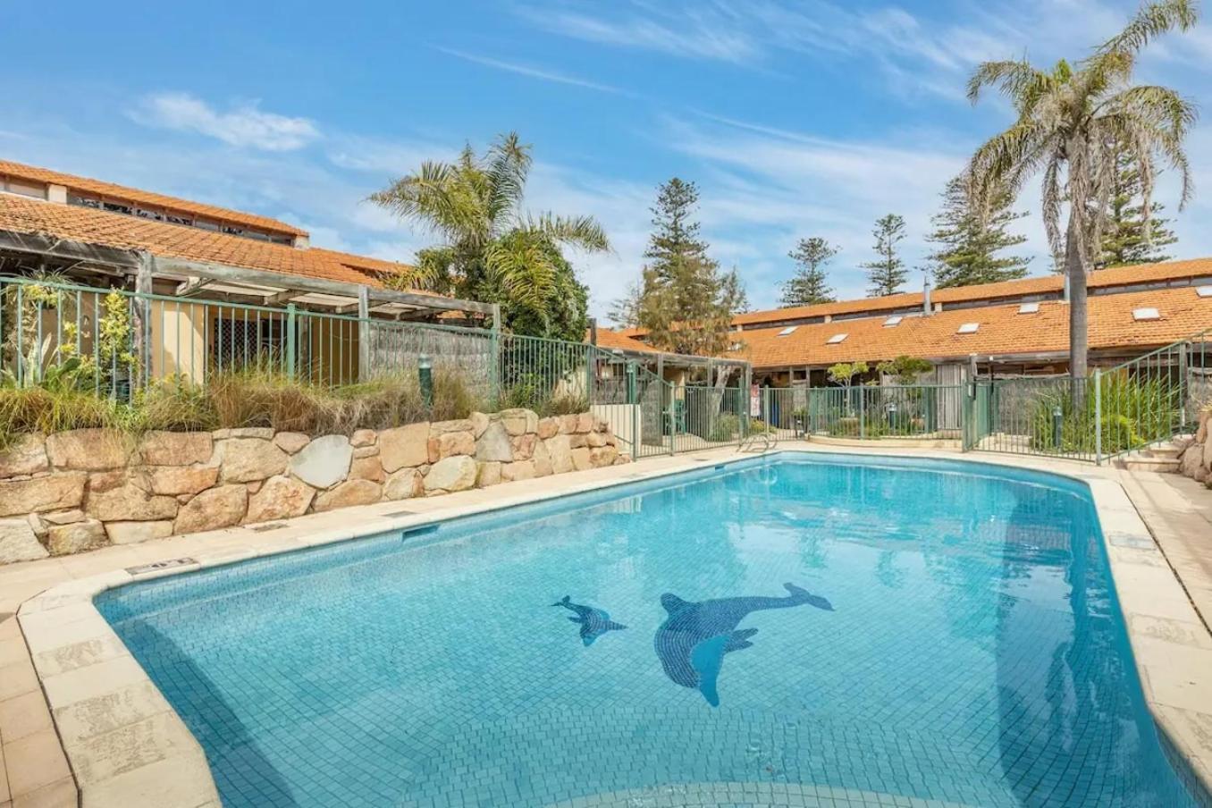 14 Cottesloe - Steps From - Sleeps 2