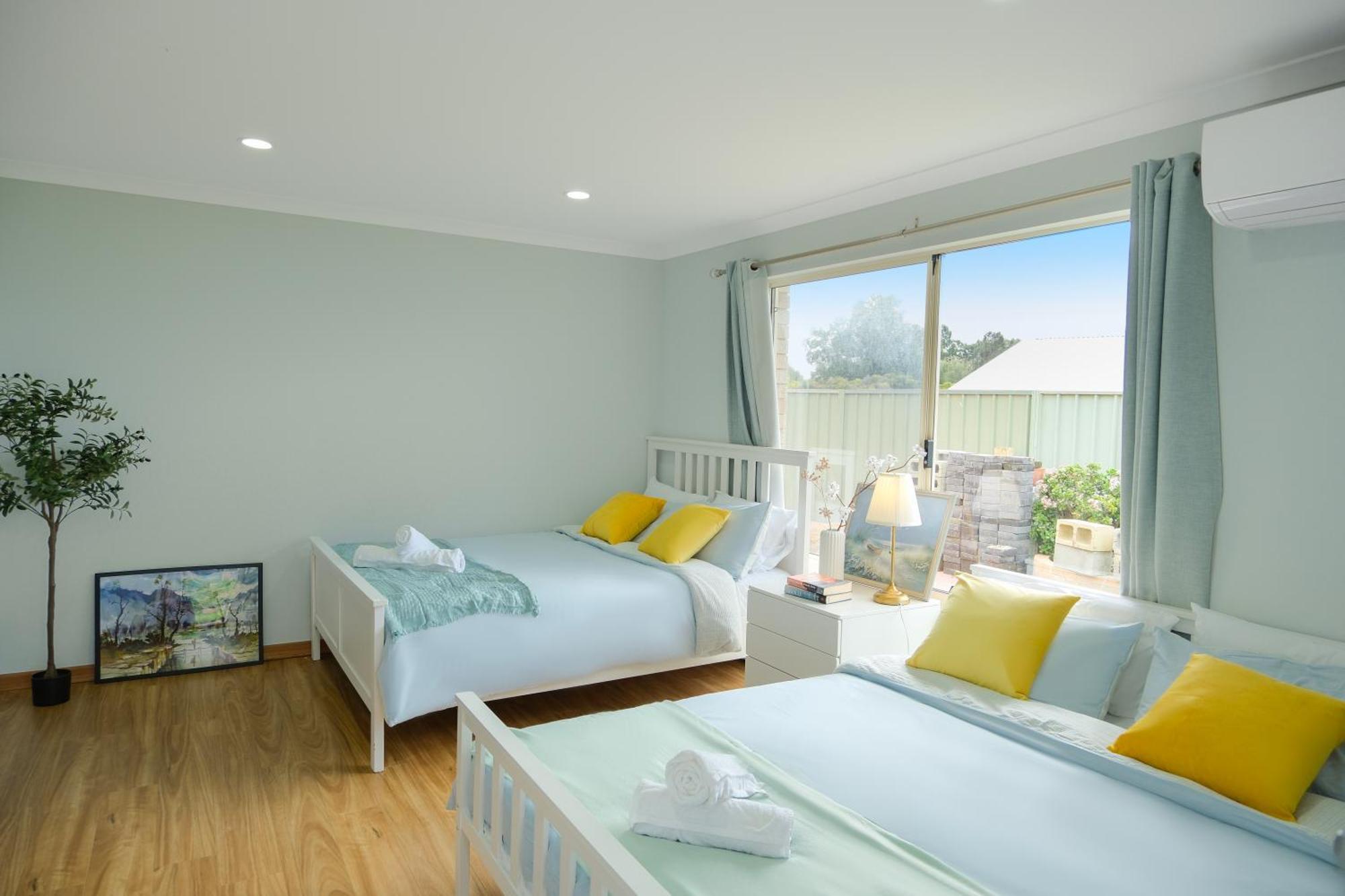 Luxurious Riverside 5bedroom House Holiday home