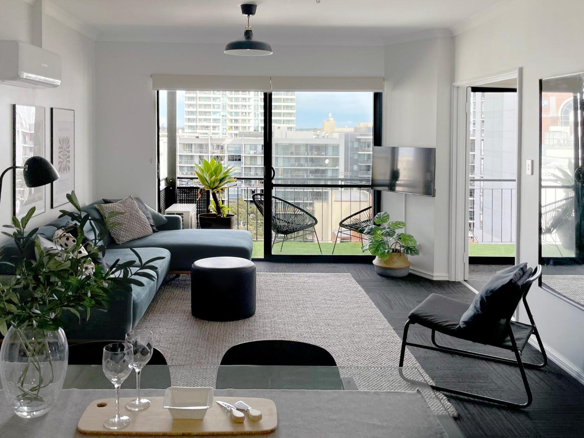 Stylish Executive Pad W Parking And Pool Apartment *