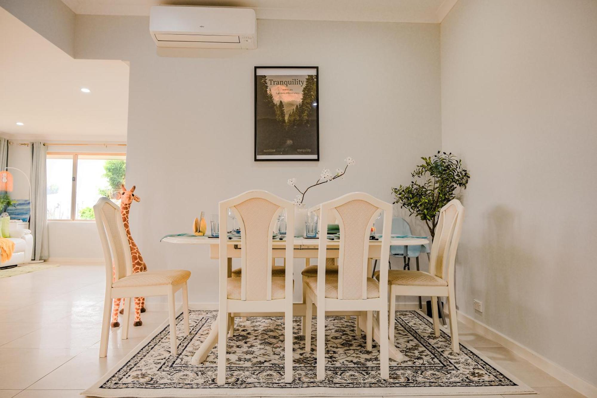 Luxurious Riverside 5bedroom House Holiday home *
