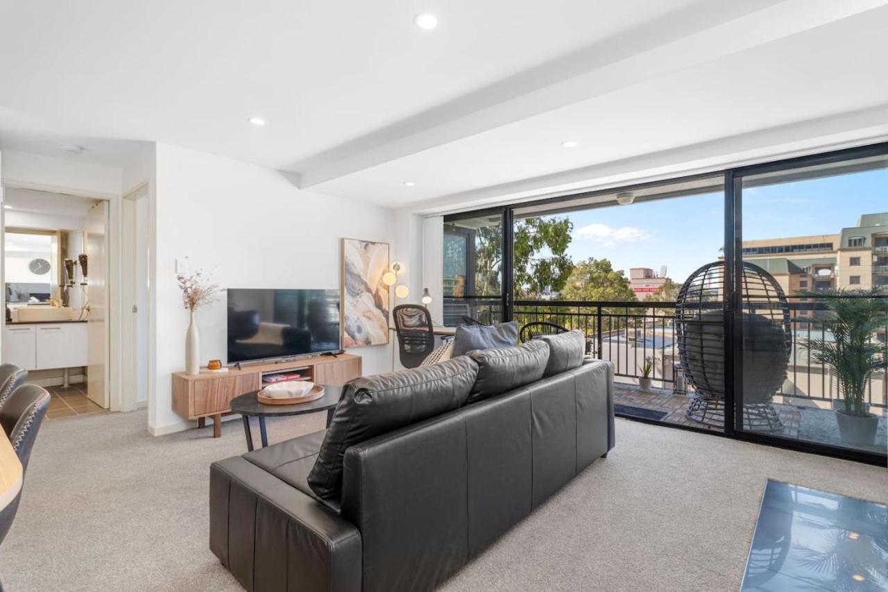 Life 2br With Pool,gym, Sauna, Carbay Perth