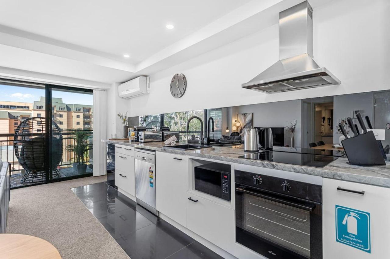 Life 2br With Pool,gym, Sauna, Carbay Apartment Perth