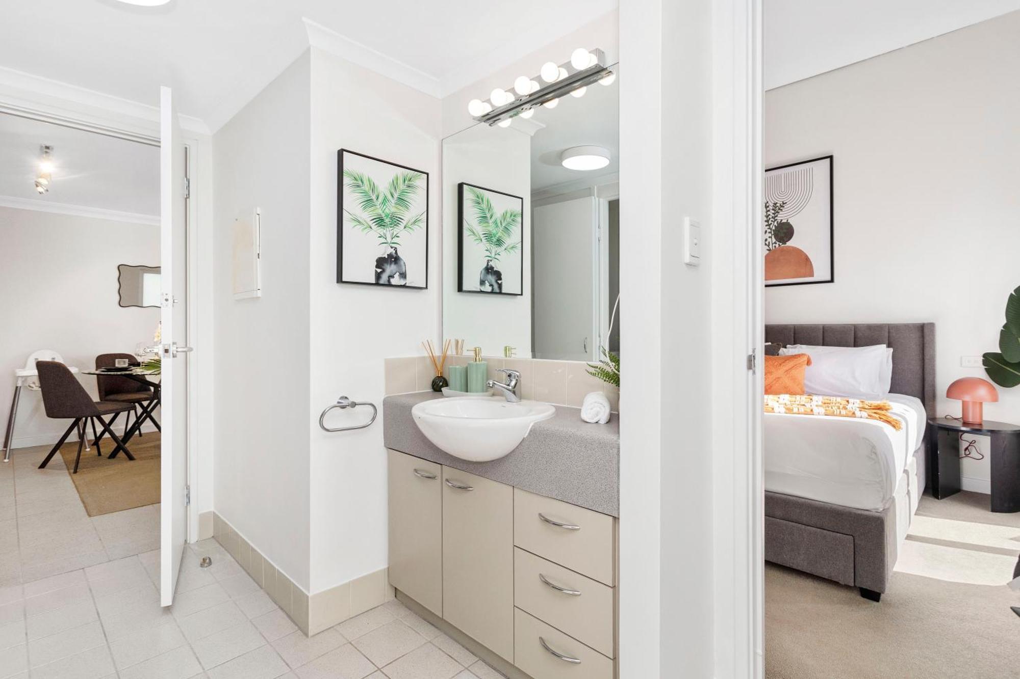 610 Chic Living * Perth