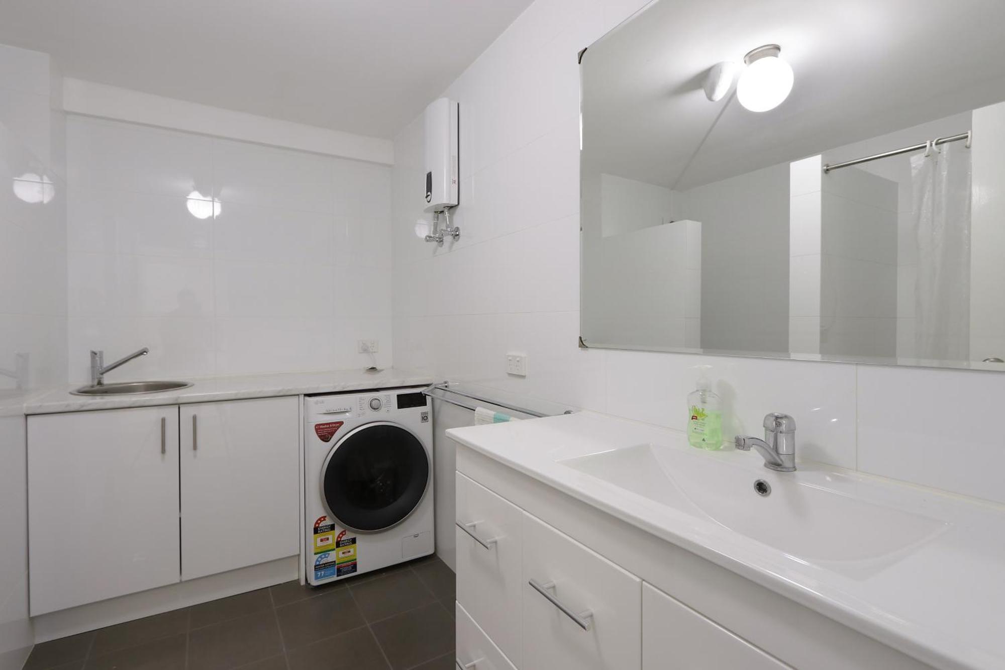 Light & Bright Apartment, 5 Minute Walk To The *