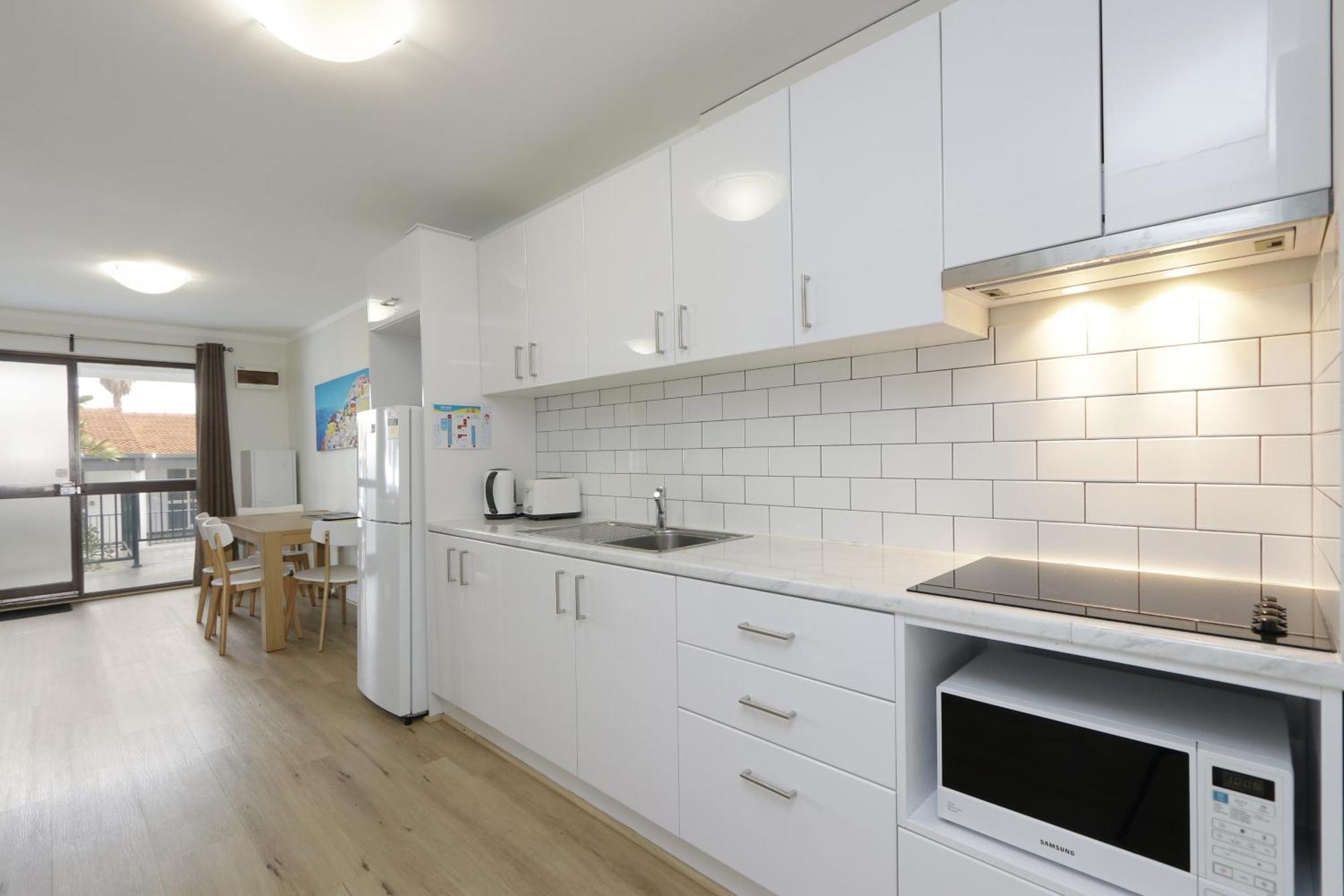 Light & Bright Apartment, 5 Minute Walk To The *