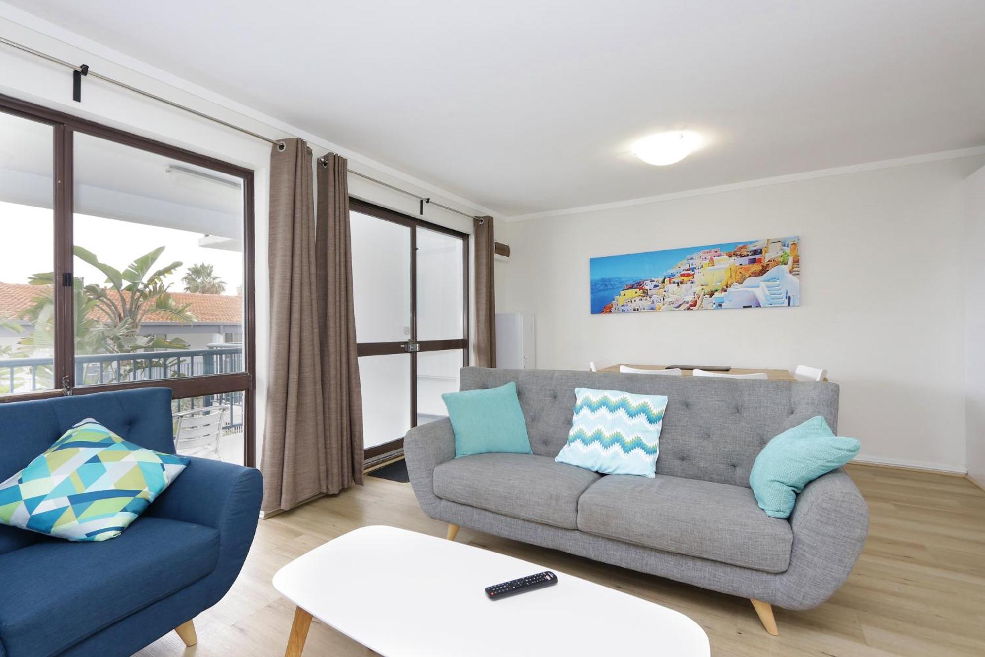 Light & Bright Apartment, 5 Minute Walk To The Apartment *