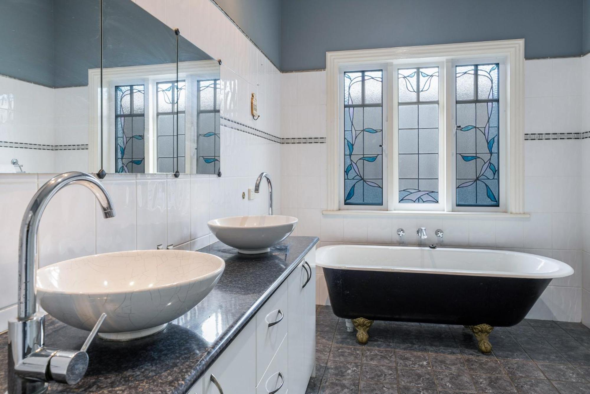 Incredible 3-bed Renovated With Huge Garden Holiday home