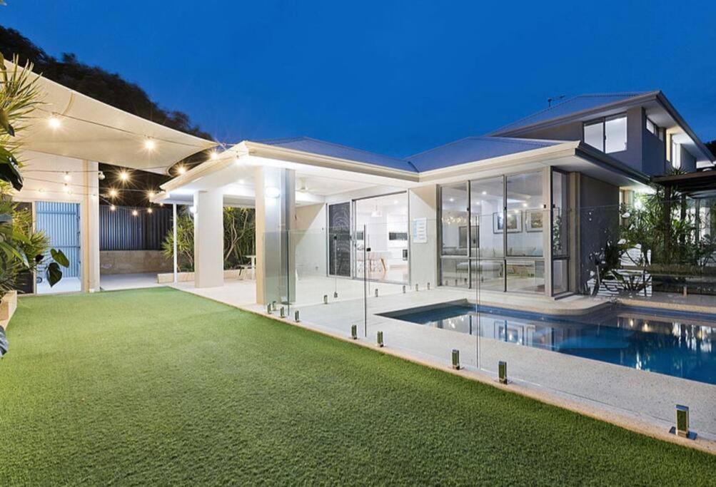 Luxury Executive With Pool Holiday home