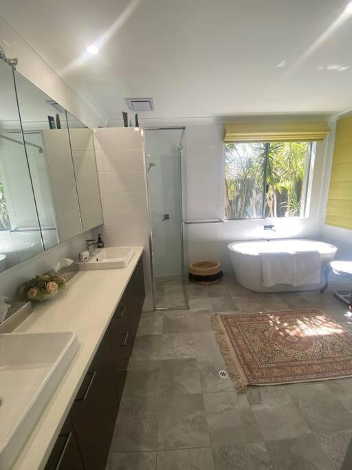 Luxury Executive With Pool Holiday home Perth