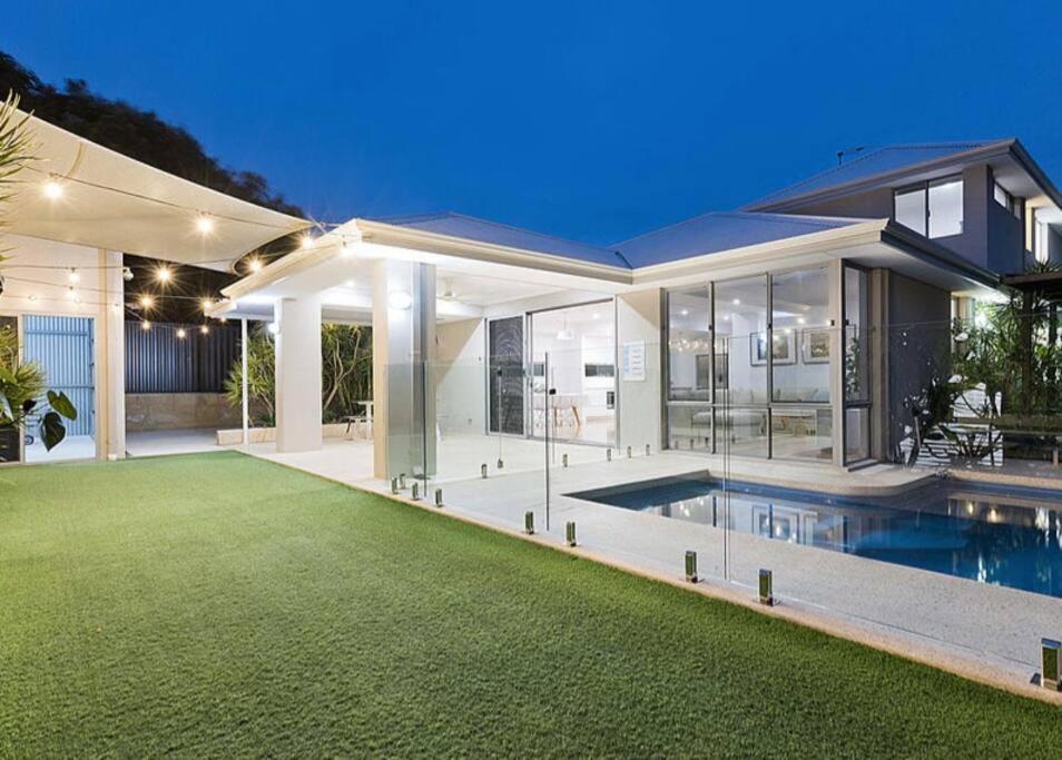 Luxury Executive With Pool Holiday home *