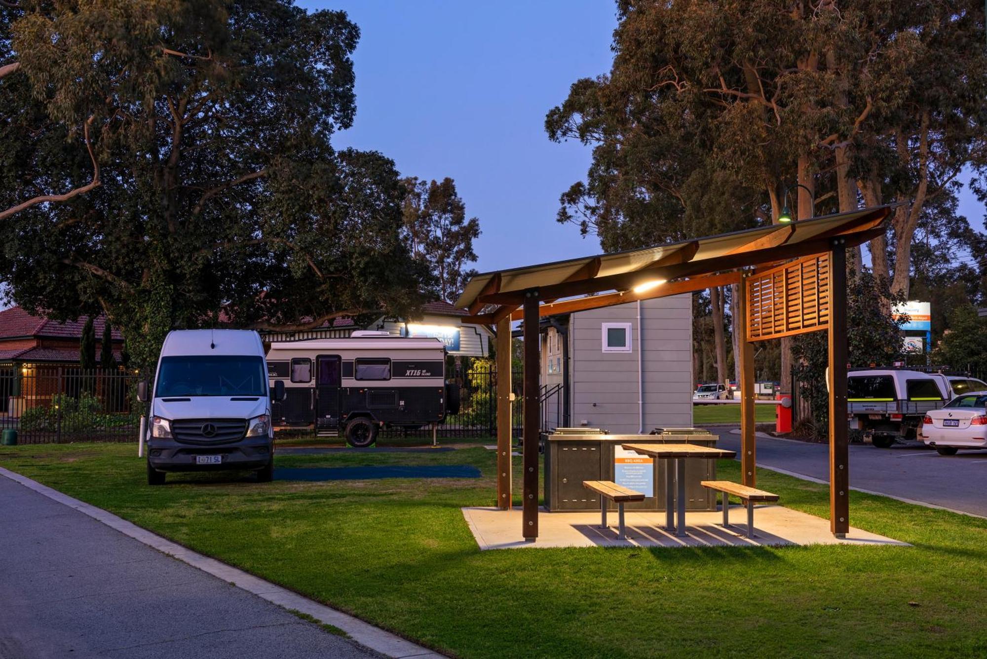 Discovery Parks - Airport 4*