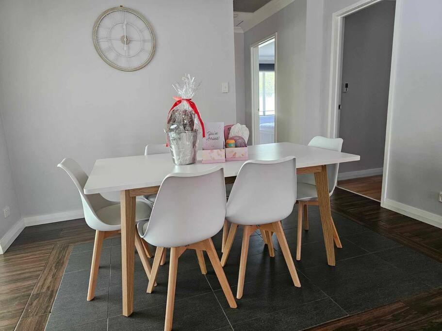 Deluxe Modern Family With Pool Perth