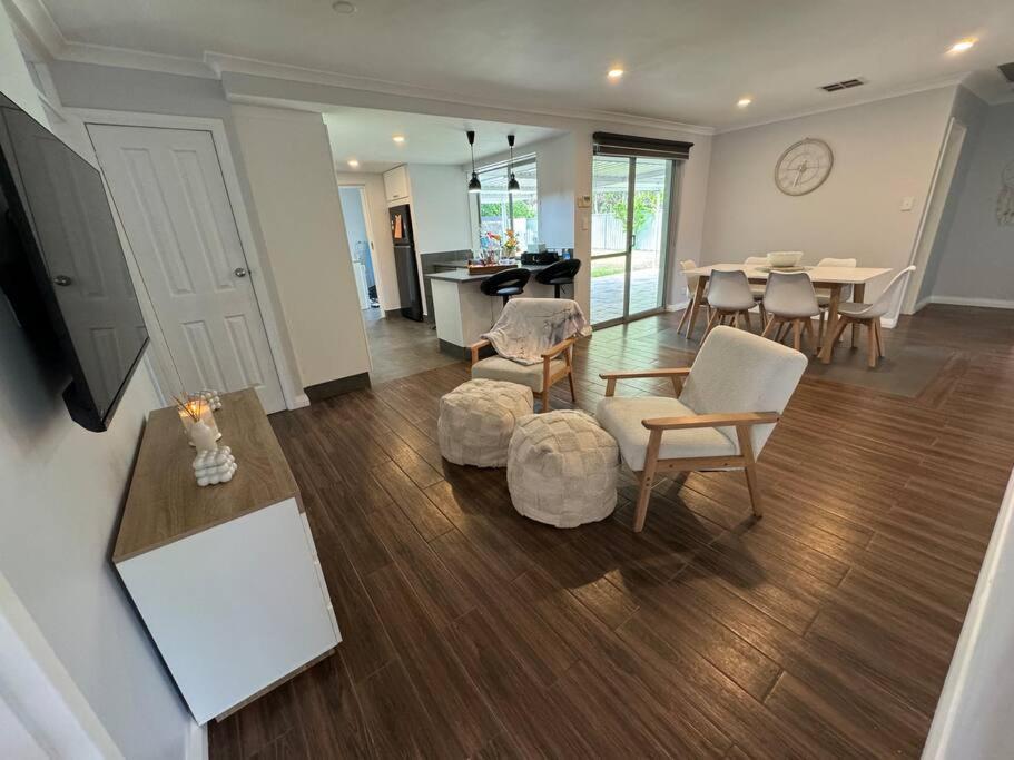 Deluxe Modern Family With Pool * Perth