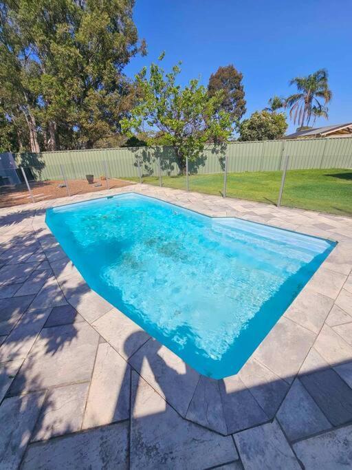 Deluxe Modern Family With Pool Holiday home *