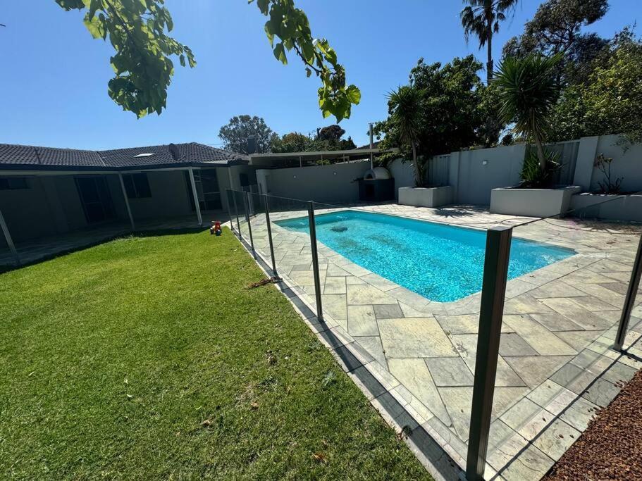 Deluxe Modern Family With Pool Perth