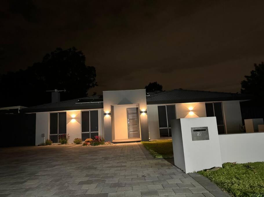 Deluxe Modern Family With Pool Holiday home Perth