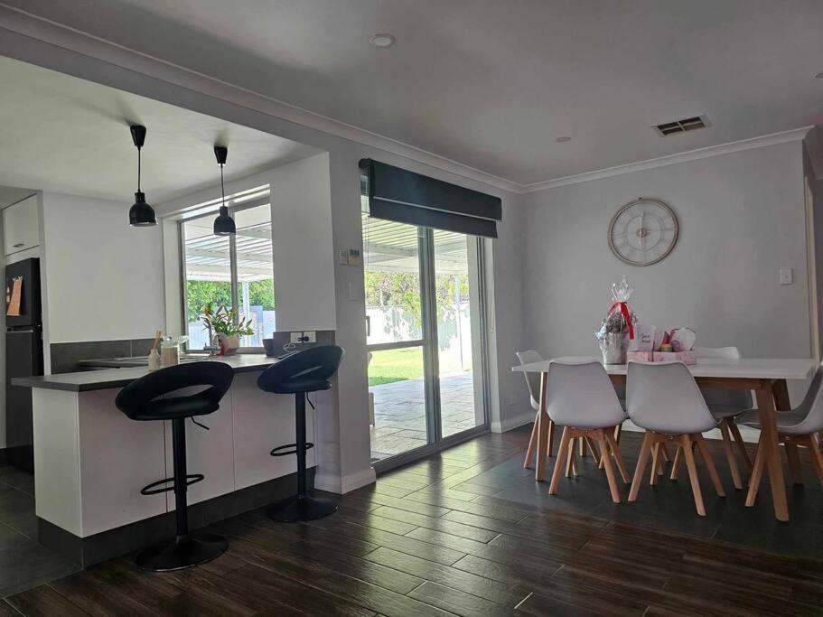 Deluxe Modern Family With Pool Perth