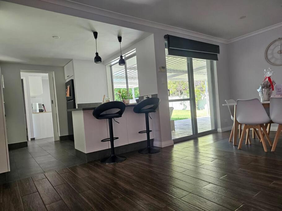 Deluxe Modern Family With Pool Perth