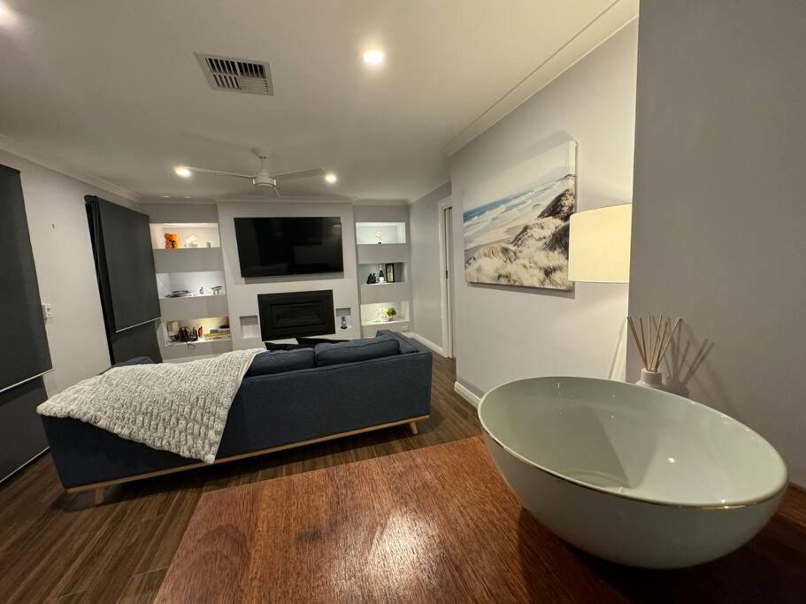 Deluxe Modern Family With Pool *