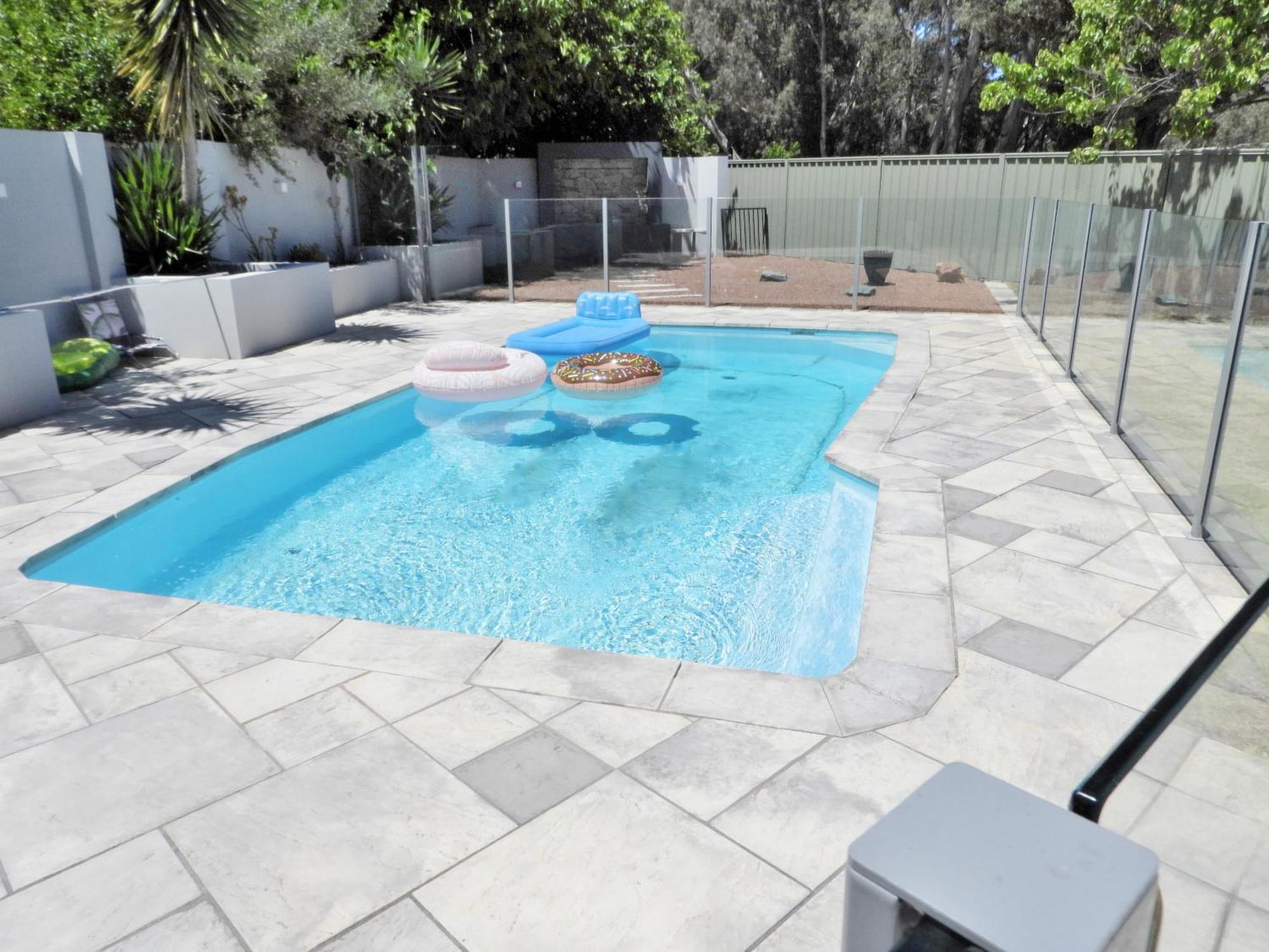 Deluxe Modern Family With Pool Perth