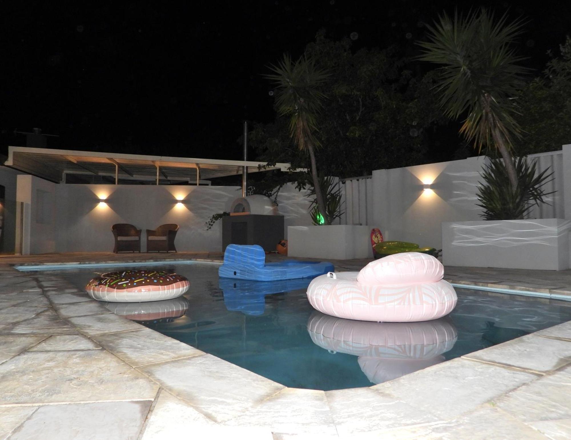 Deluxe Modern Family With Pool Holiday home
