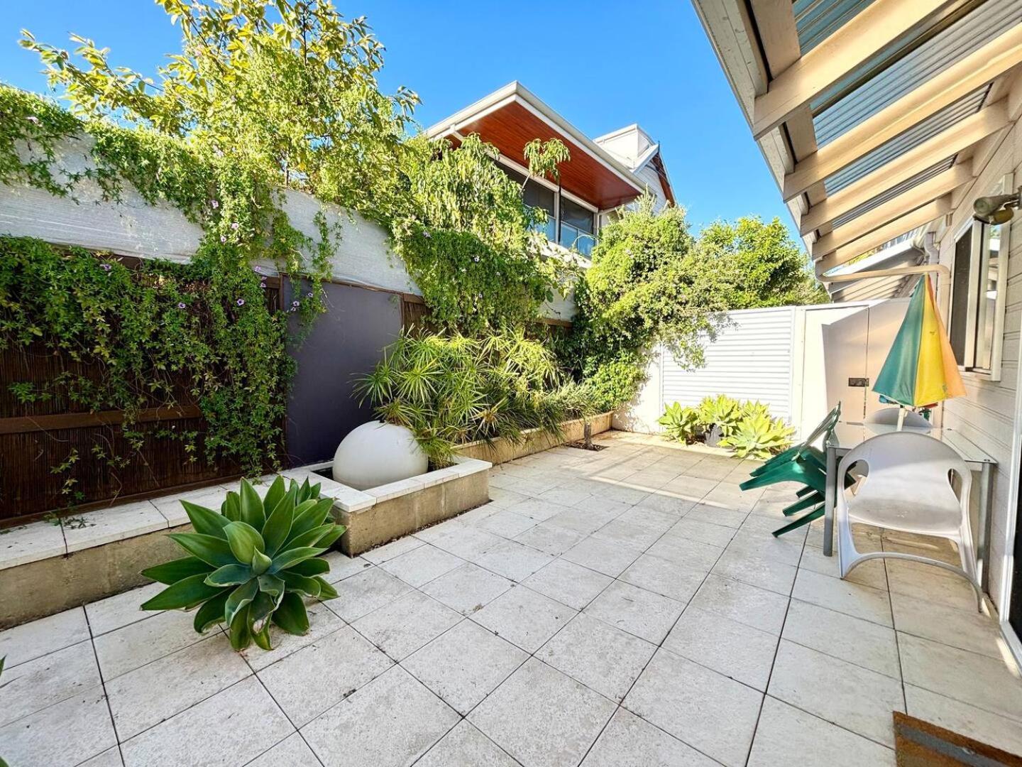 Rumah liburan Your Oasis In The Heart Of East *
