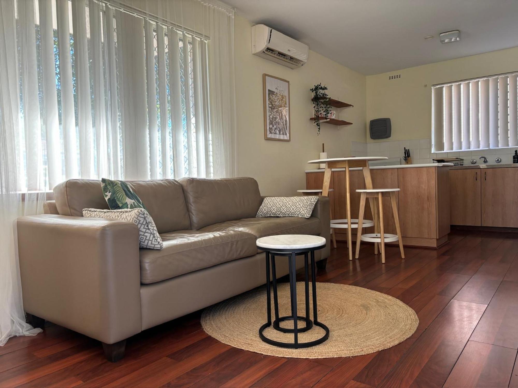 Apartment Cosy & Private, Walk To East Vic Park *