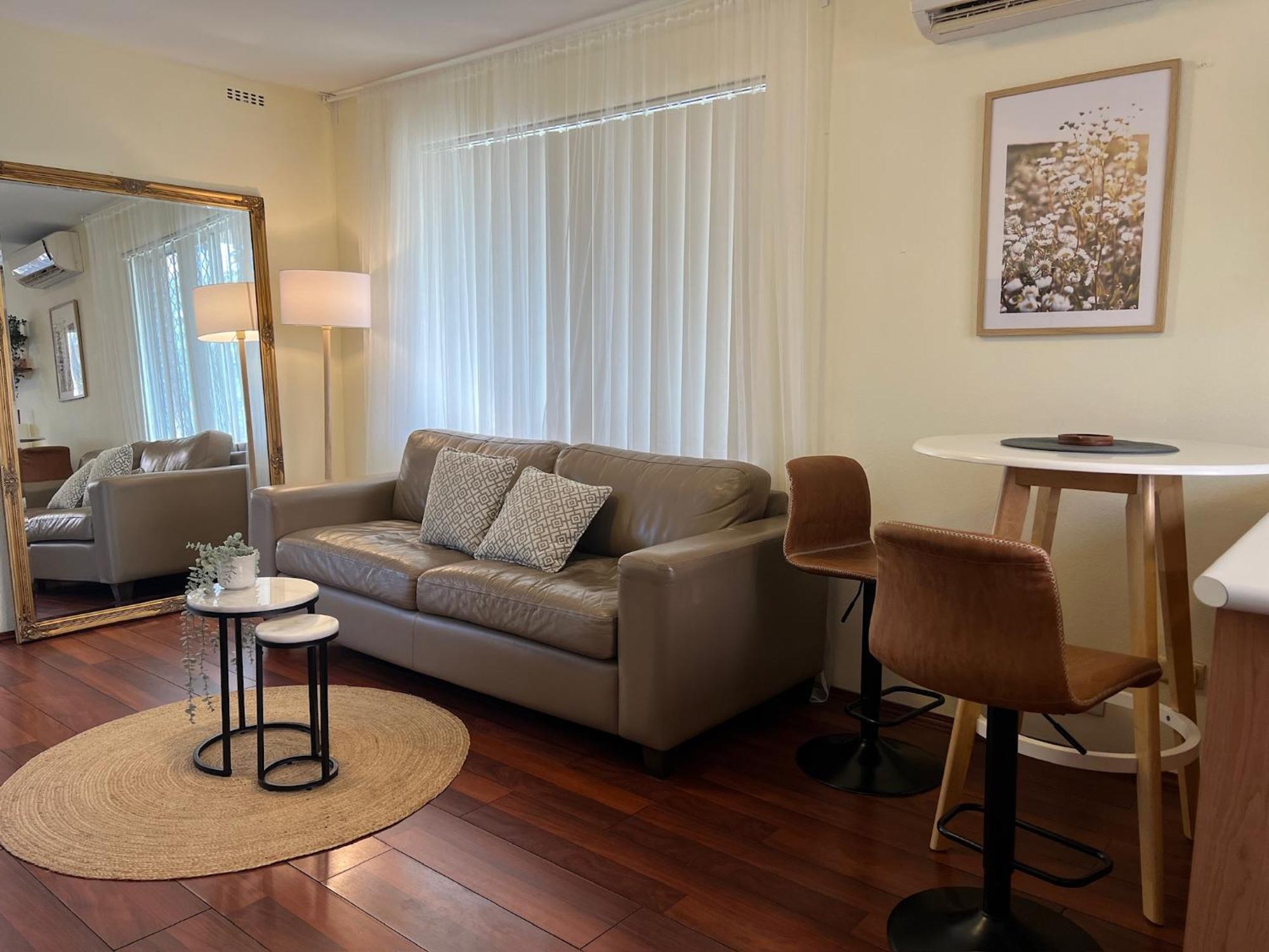 Cosy & Private, Walk To East Vic Park Apartment