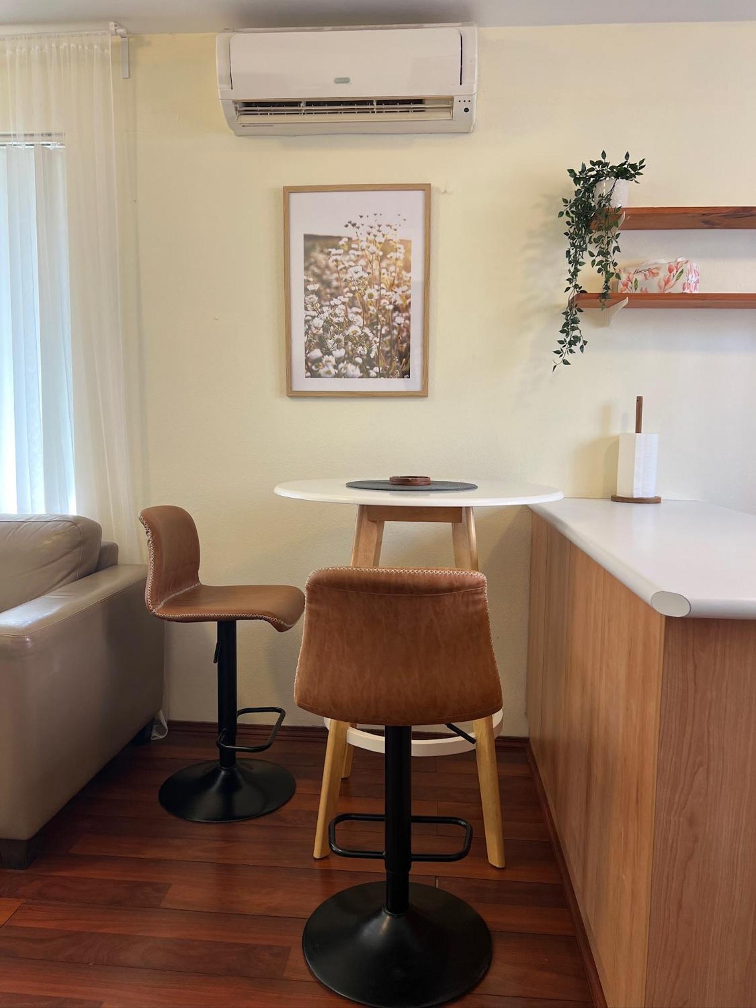 Cosy & Private, Walk To East Vic Park Apartment Perth