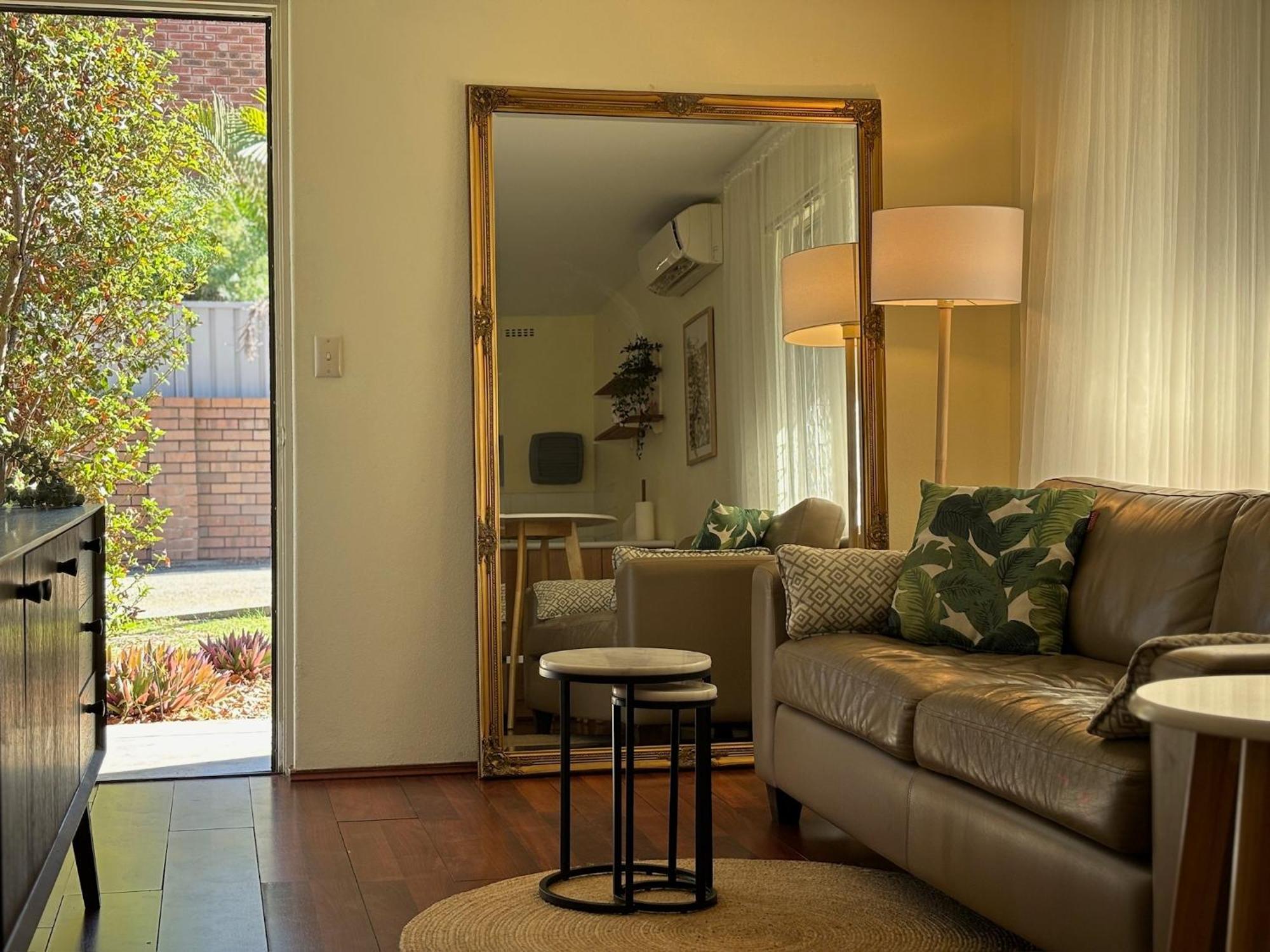 Apartment Cosy & Private, Walk To East Vic Park