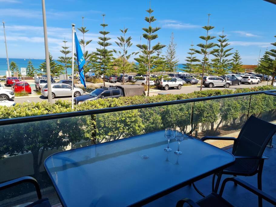 Scarborough Shores - Beachfront Apartment *