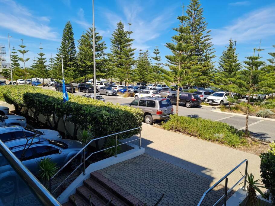 Scarborough Shores - Beachfront Apartment