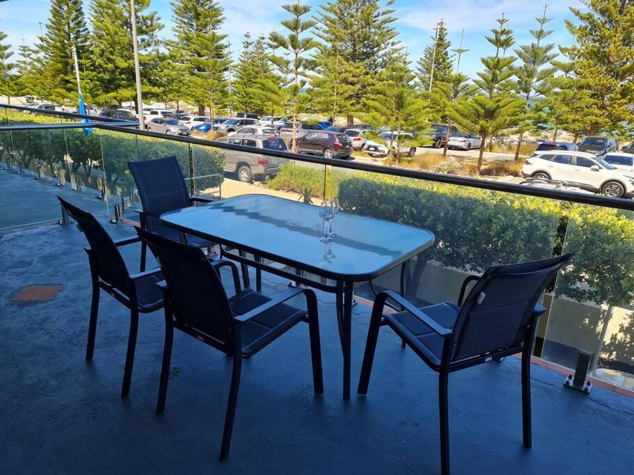 Scarborough Shores - Beachfront Apartment
