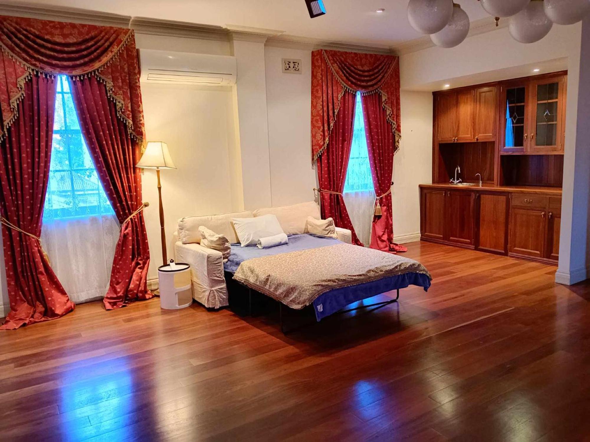 Large With Large Balcony In Vibrant Northbridge With Free Parking Rumah tetamu *