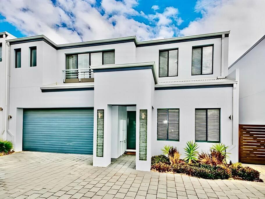 Modern Double-story Abode A Scarborough Delight *