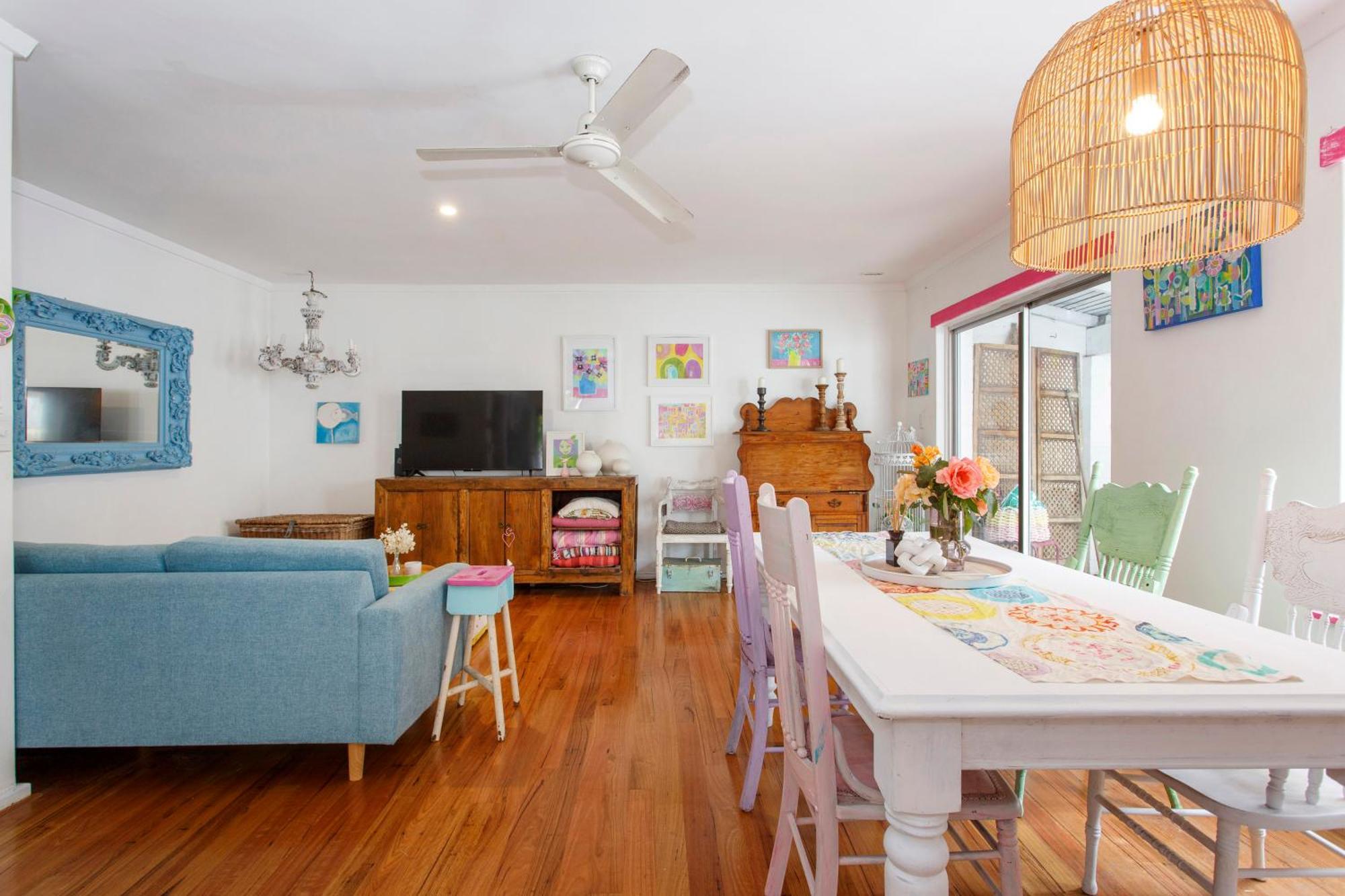 Bright & Breezy Beachside Unit In Scarborough Perth