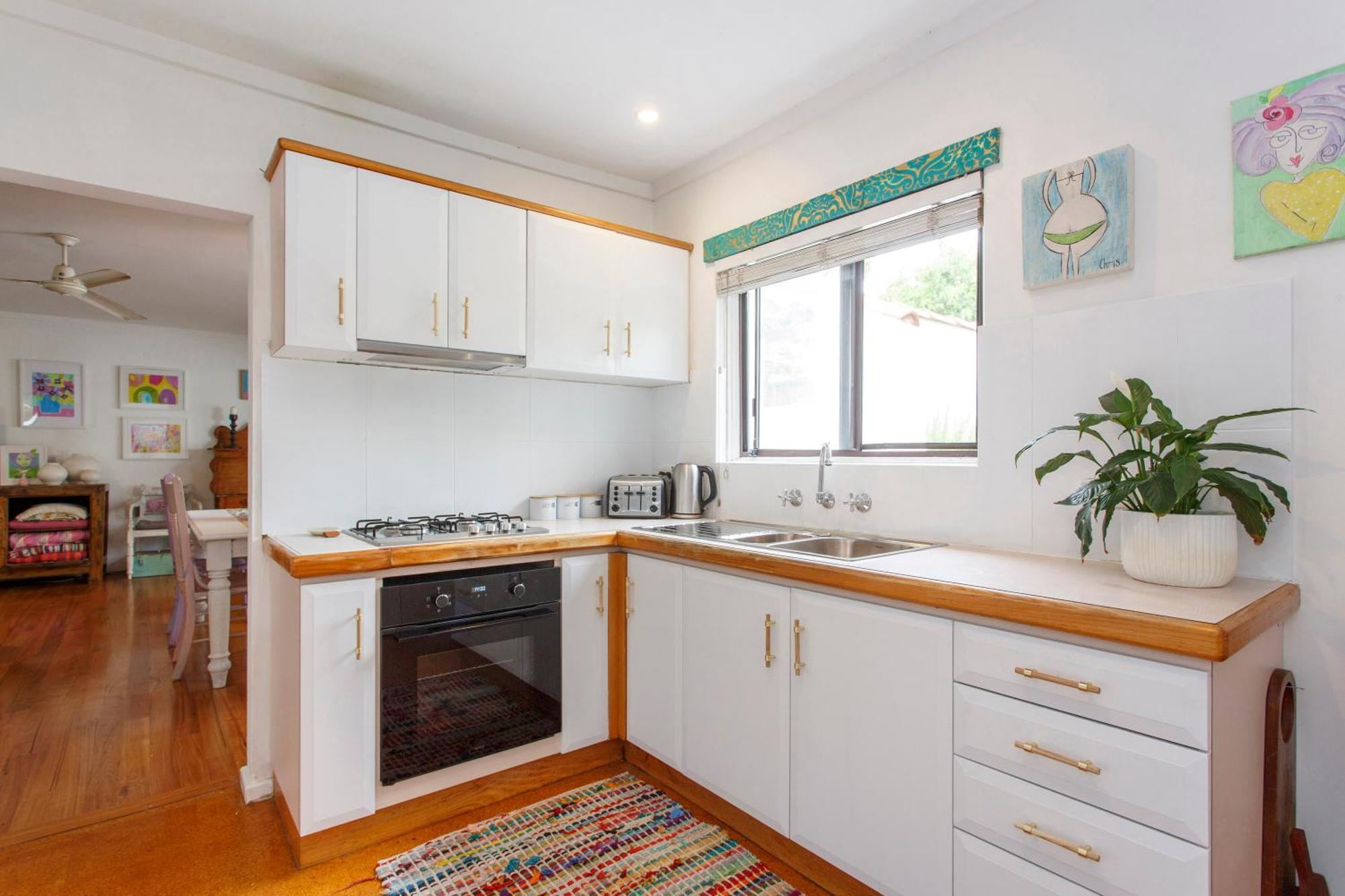 Bright & Breezy Beachside Unit In Scarborough Holiday home *