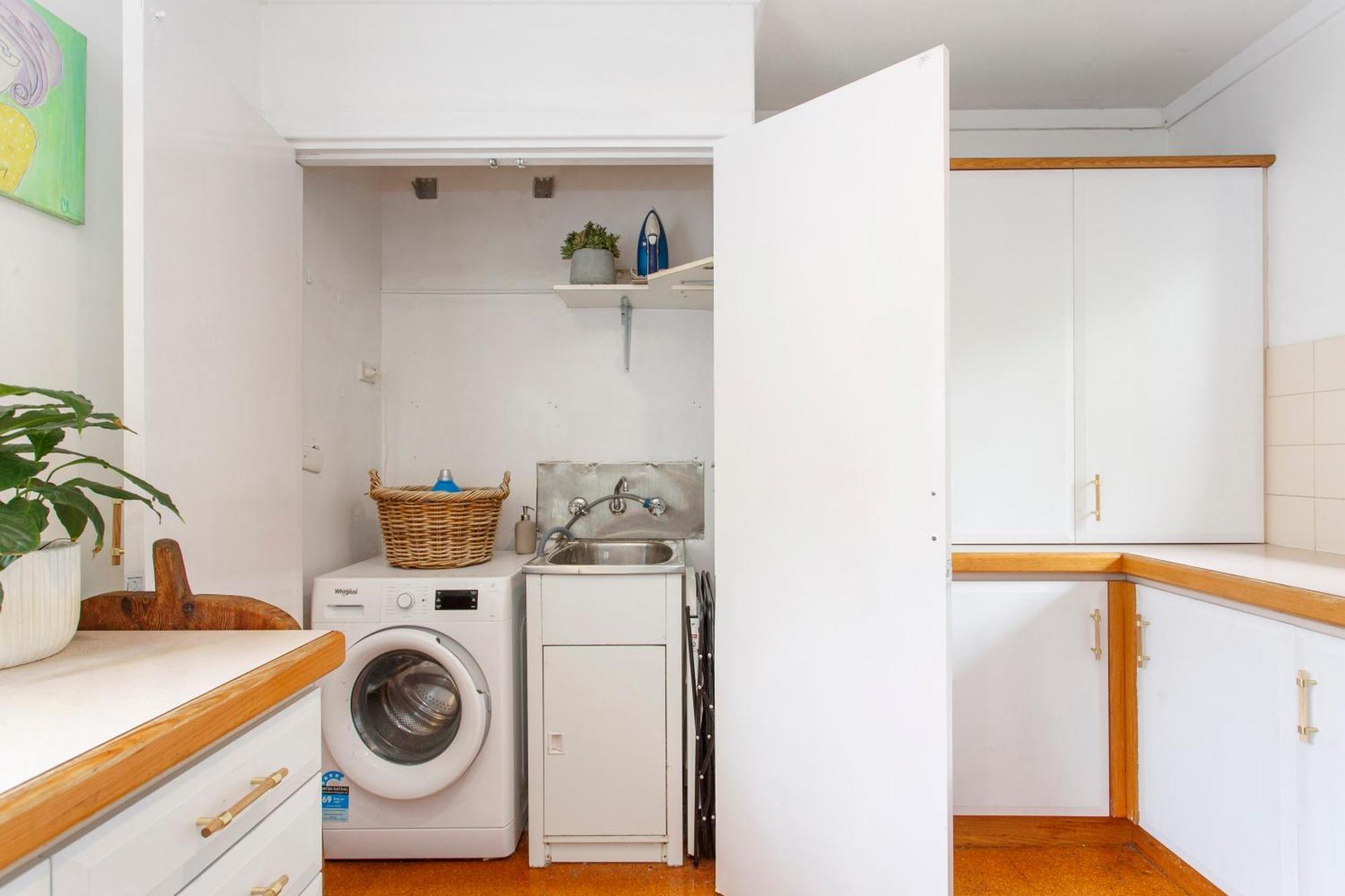 Bright & Breezy Beachside Unit In Scarborough * Perth