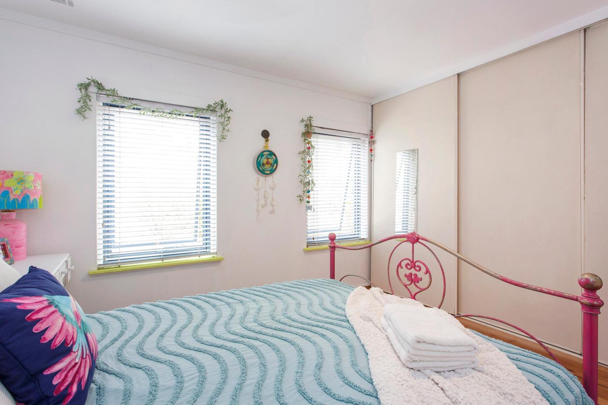 Bright & Breezy Beachside Unit In Scarborough Holiday home
