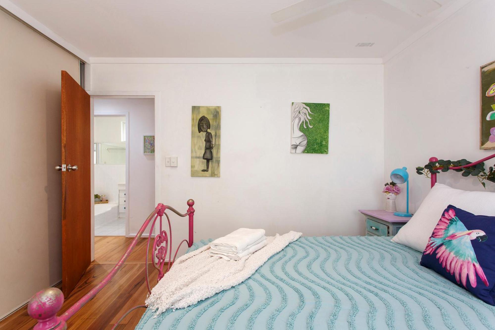 Bright & Breezy Beachside Unit In Scarborough * Perth