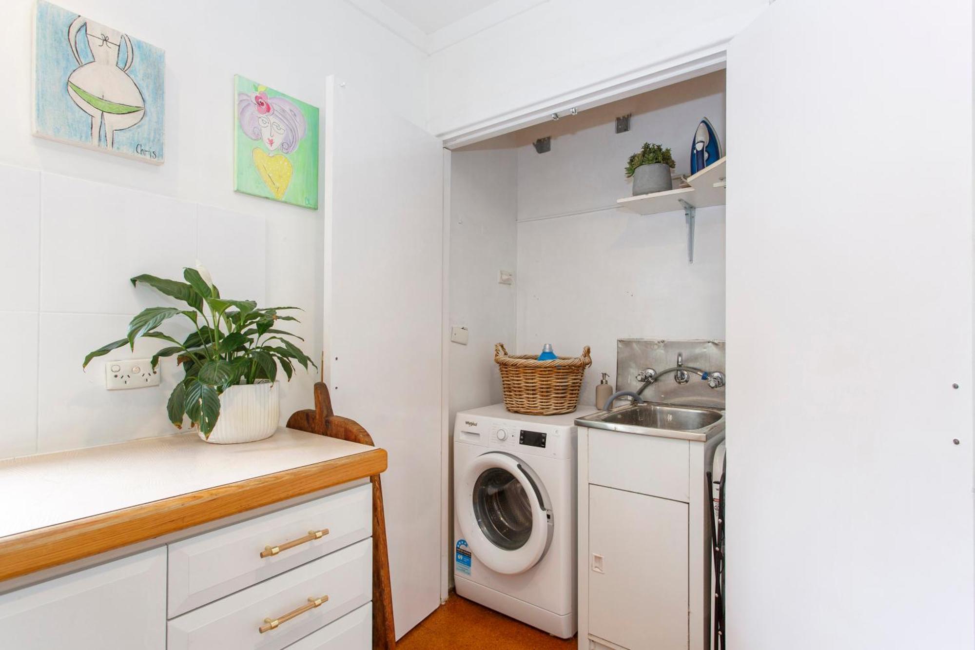Bright & Breezy Beachside Unit In Scarborough Holiday home