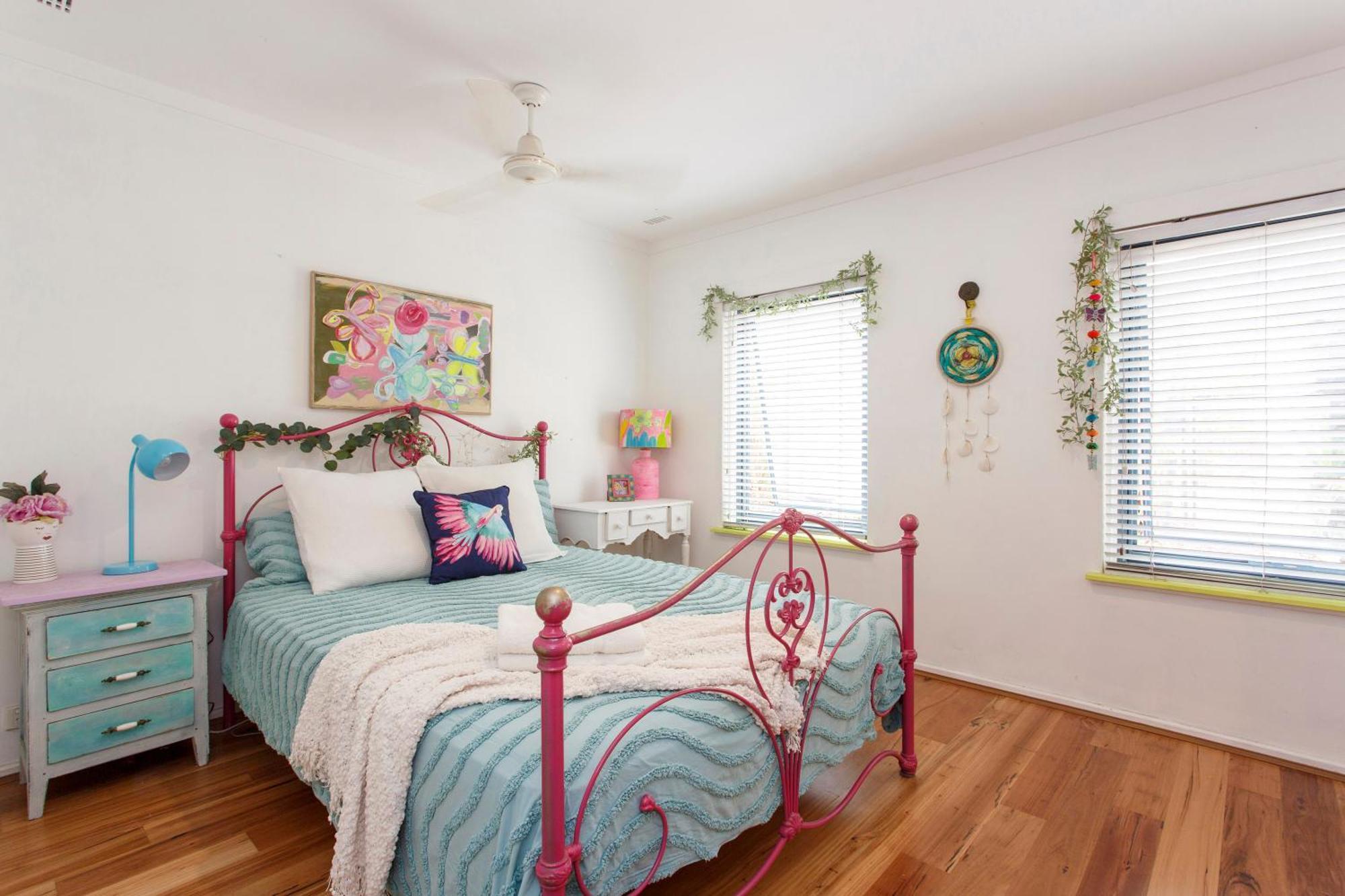Bright & Breezy Beachside Unit In Scarborough * Perth
