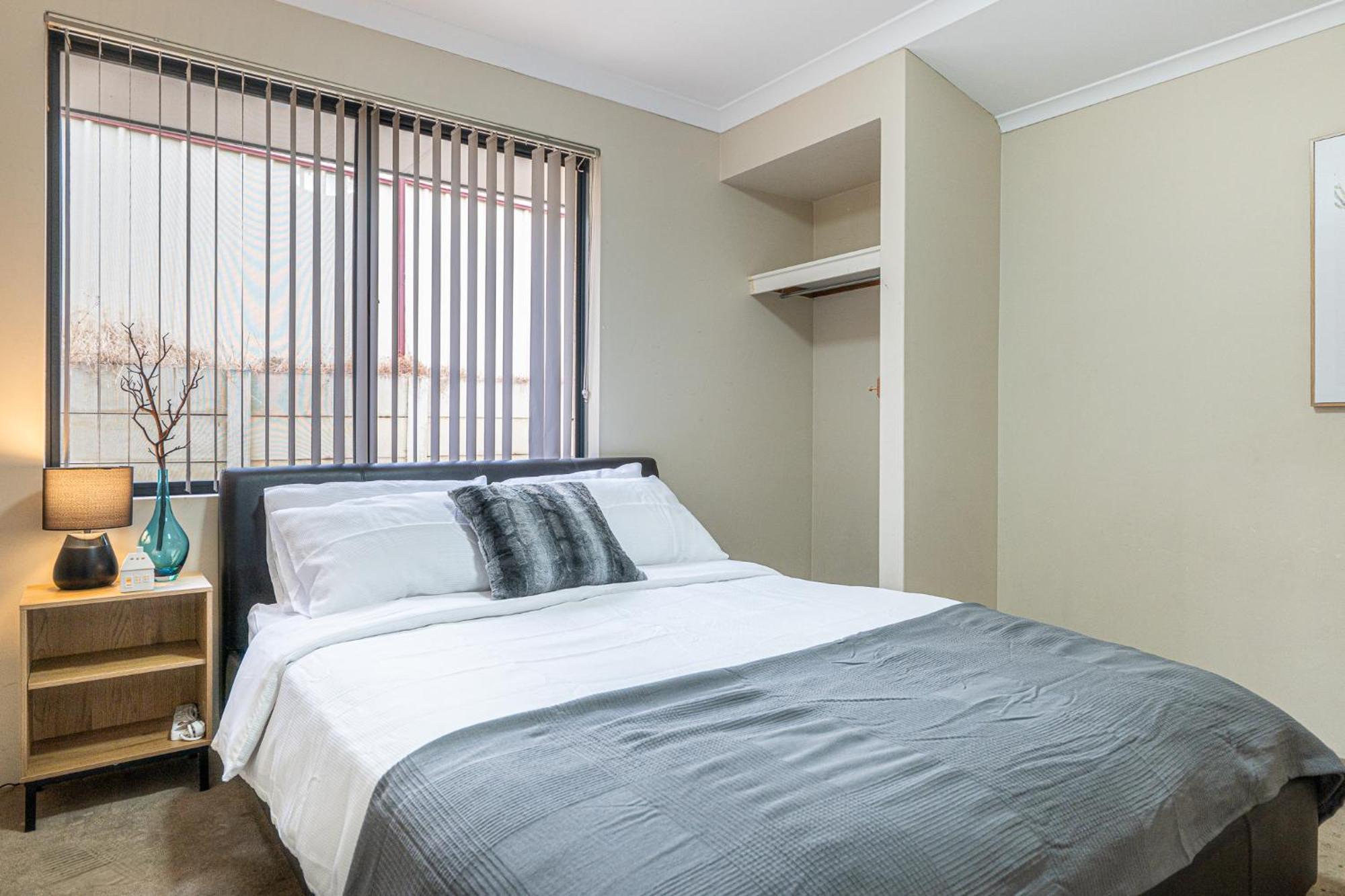 Airport 5Br Haven - Full Kitchen & Tranquil *