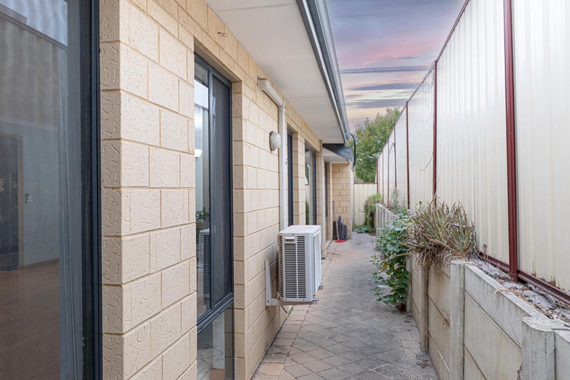 Airport 5Br Haven - Full Kitchen & Tranquil *